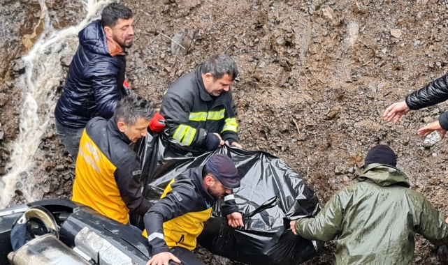 Otomobil Menfeze Devrildi: 2 Ölü