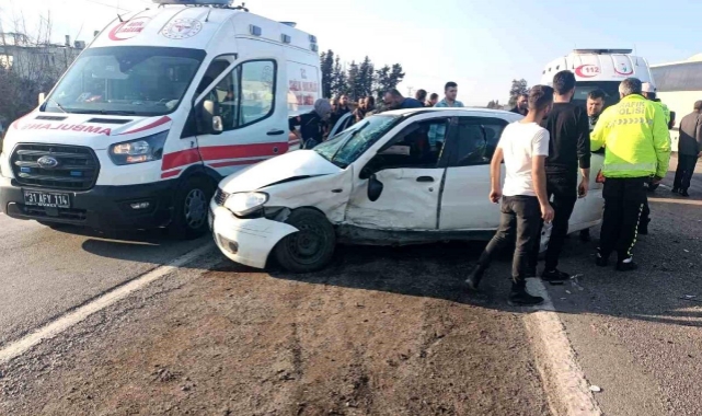 Polis Aracı İle Otomobil Çarpıştı: 3 Yaralı
