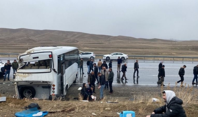 Midibüs Devrildi: 11 Yaralı