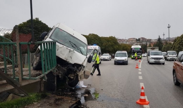 Sürücüsünün Kontrolünden Çıkan Panelvan Üst Geçide Çarptı