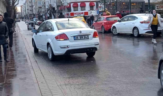 Taksi, Otomobile Çarptı
