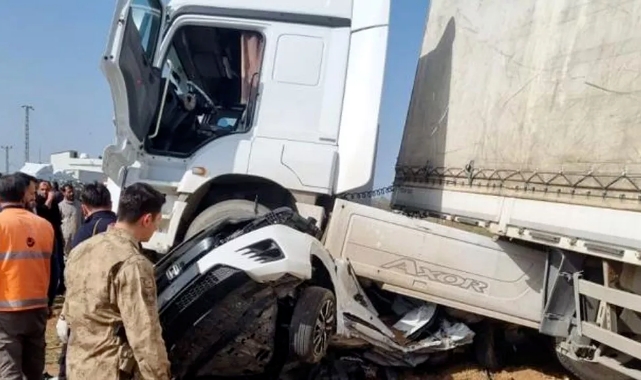 Tır ile Otomobil Çarpıştı: 2 Ölü, 2 Yaralı