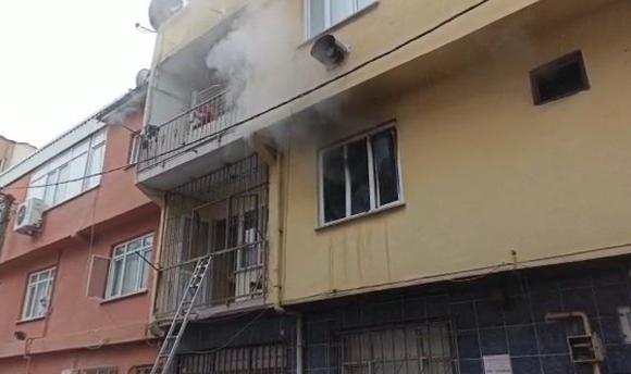 Yangından Balkona Sığınarak Korundular