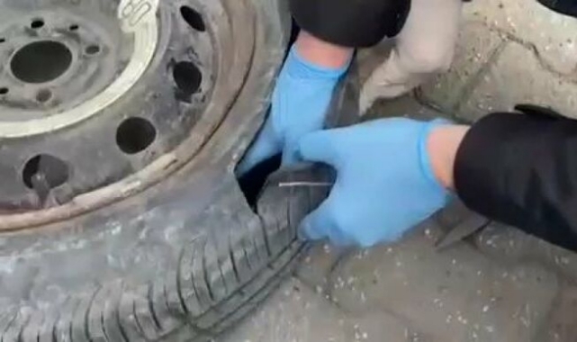 Yedek Lastiğin İçinden Çıktı...