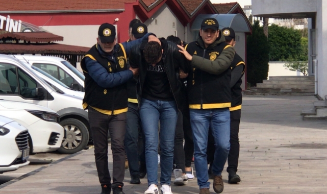 Zorla Alıkonulan 2 Arkadaşı Mimikleri Kurtardı