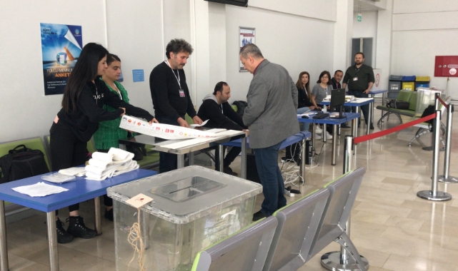 Adana Havalimanı'nda Oy Verme İşlemleri Başladı