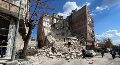 Ağır hasarlı 4 katlı bina çöktü