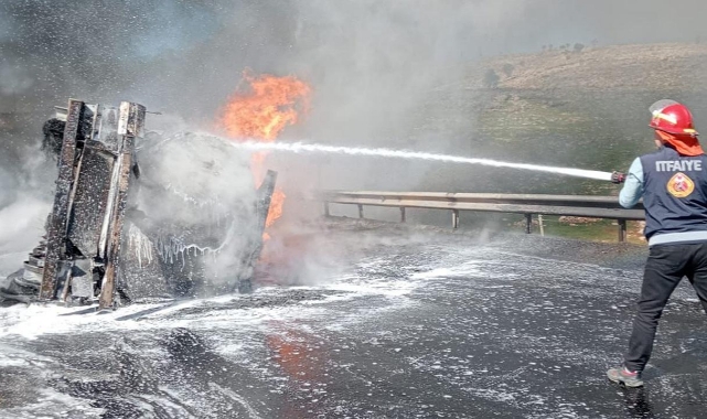 Akaryakıt Tankeriyle Kamyonet Çarpıştı:1 Ölü, 5 Yaralı
