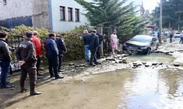 Ana Su Hattı Patladı:Yol Çöktü, Evi Su Bastı