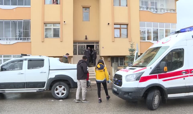 Annesini Öldürdü, Babasını Yaraladı
