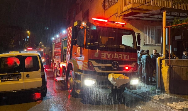 Apartmana Yıldırım Düştü