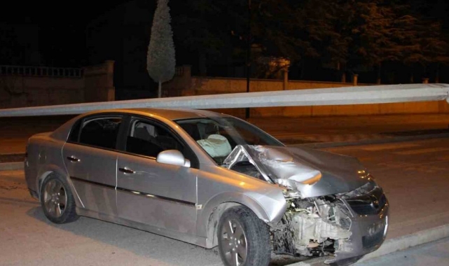 Aydınlatma Direği Üzerine Devrildi