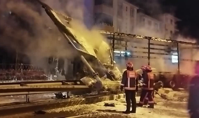 Bariyere Çarparak Alev Alan Tırın Sürücüsü Öldü