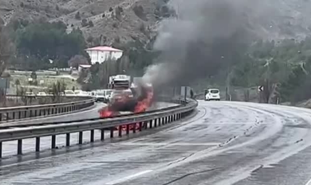 Bariyerlere Çarpan Otomobil Alev Aldı
