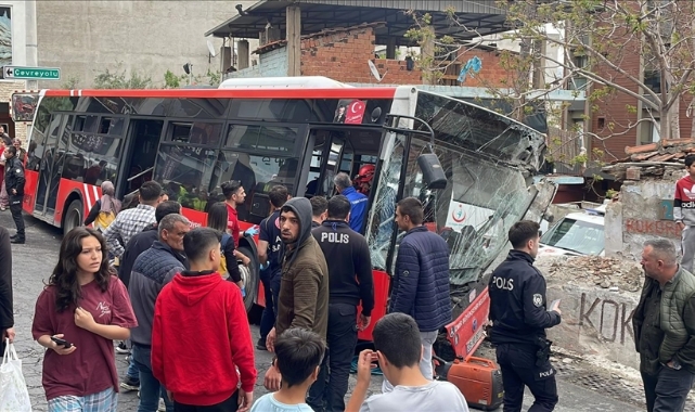 Büyükşehir Belediyesi Otobüsü Kaza Yaptı:10 Yaralı