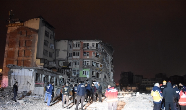 Depremlerde Ağır Hasar Alan 5 Katlı Bina Çöktü