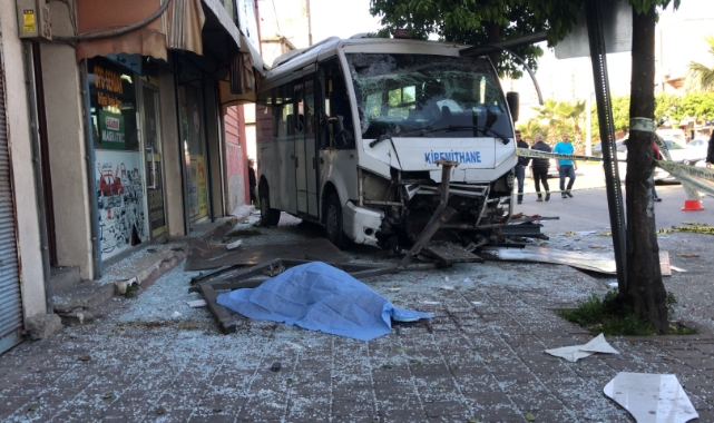 Dolmuş Durağa Daldı! Ölü ve Yaralılar Var