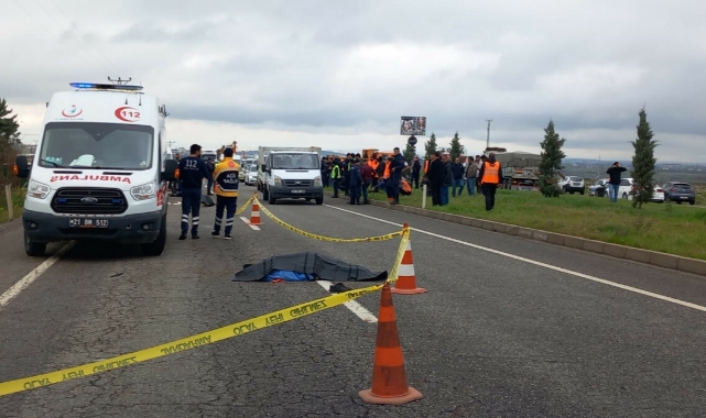 Hafif Ticari Araç Yol Çalışması Yapan İşçilere Çarptı