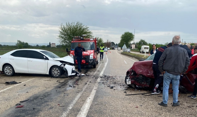 İki Otomobil Çarpıştı: 1 Ölü, 2 Yaralı