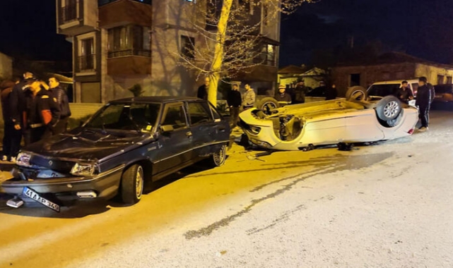 İki Otomobil Çarpıştı: 3 Yaralı