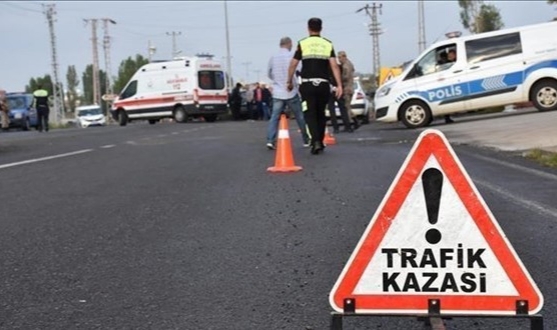 İki Otomobil Çarpıştı: 5 Ölü,1 Yaralı