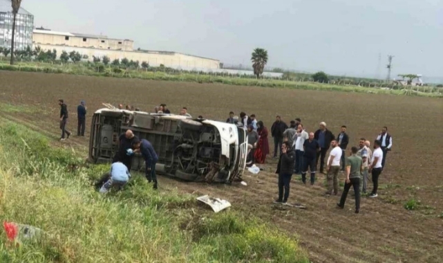 Kamyonla Çarpışan Minibüs Tarlaya Devrildi:10 Yaralı