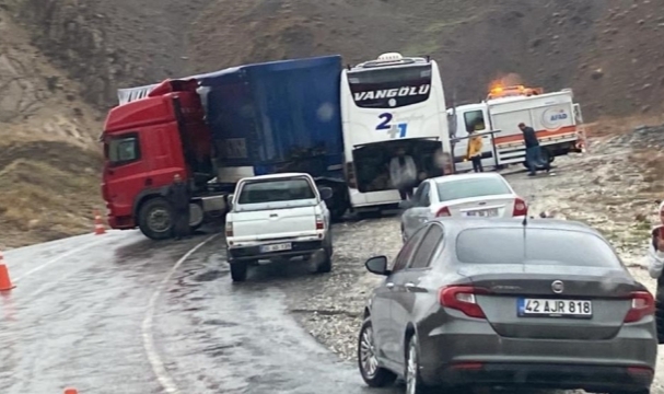 Kara Yolda Feci Kaza:3 Ölü, 3 Yaralı