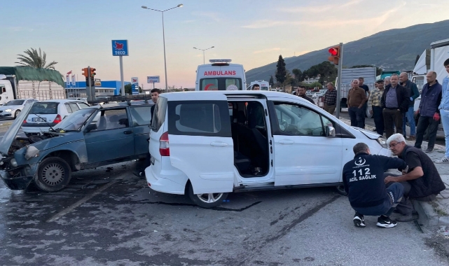 Kavşakta Trafik Kazası: 2 Yaralı