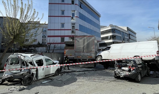Kontrolden Çıkan Kamyon 6 Araca Çarparak Durdu