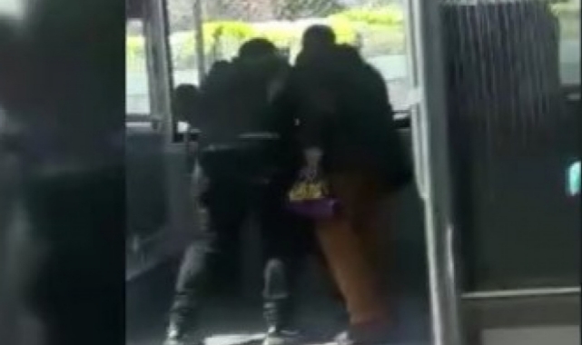 Metrobüste Bıçaklı Kavga