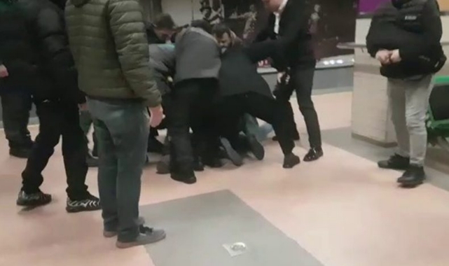 Metroda Müzik Kavgası