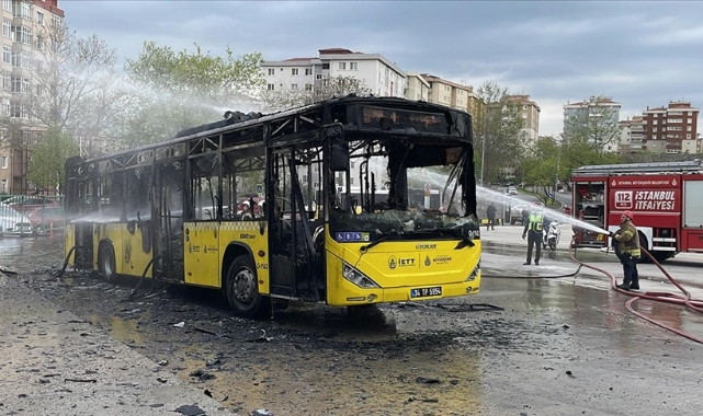 Park Halindeki İETT Otobüsü Alev Alev Yandı