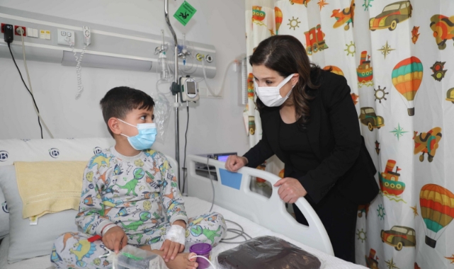 Rektör Tuncel'den Tedavi Gören Çocuklara 23 Nisan Sürprizi