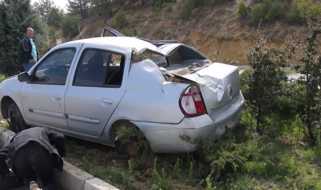 Takla Atan Otomobil Refüje Çıktı: 3 Yaralı