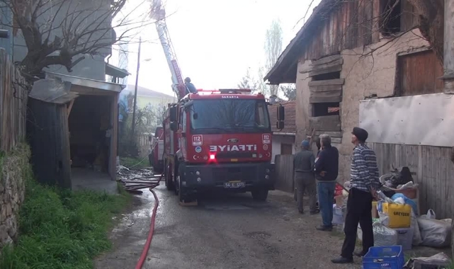 Ahşap Ev Alev Alev Yandı