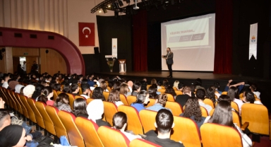 YKS’ye Girecek Öğrencilere Farkındalık Ve Motivasyon Konferansı