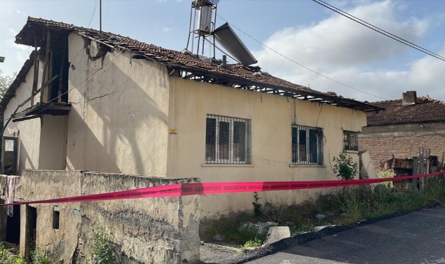 Ağır Hasarlı Kerpiç Ev Çöktü