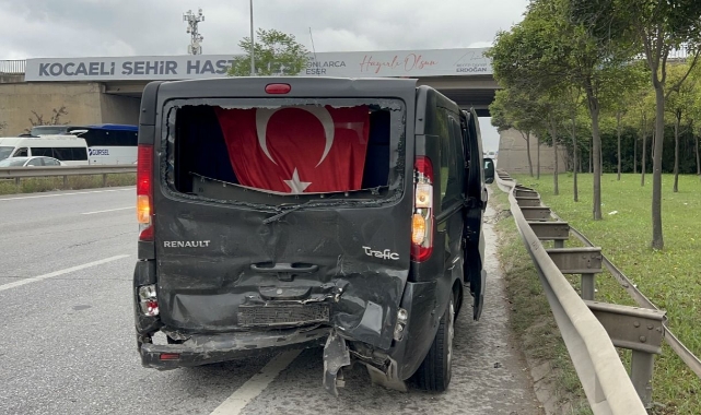 İki Servis Aracı Çarpıştı