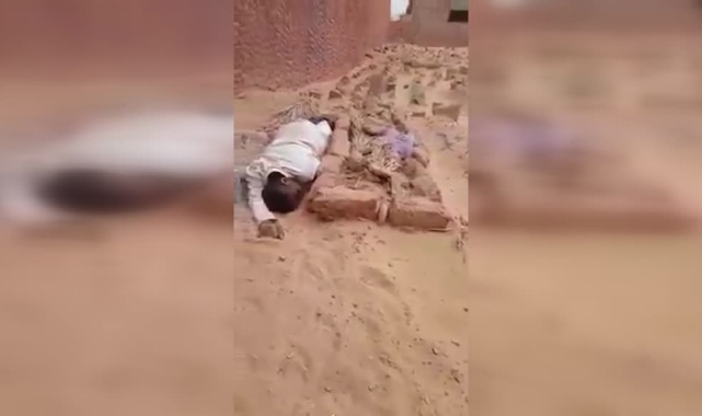 İki Yıl Önce Ölen Annesinin Mezarında Yatıp Kalkıyor