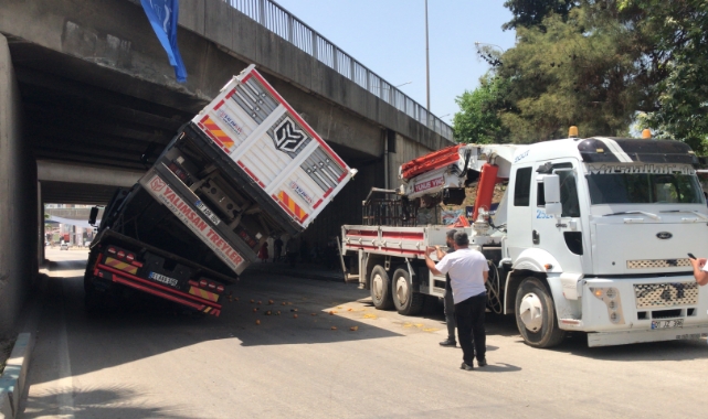Kamyon Yüklü Çekici Köprüye Sıkıştı