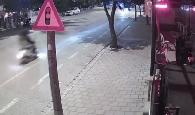 Kamyonet Karşı Şeride Girdi, Motosiklete Çarptı