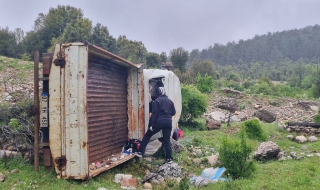 Kamyonet Şarampole Devrildi