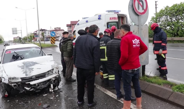 Kavşakta Feci Kaza: 2 Yaralı