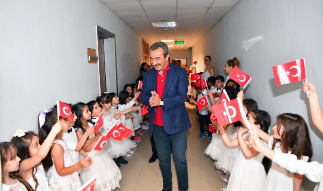 Kreş Öğrencilerinin Mezuniyet Sevinci