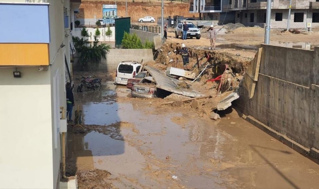 Mersin'de Sağanak Yağış Hayatı Felç Etti