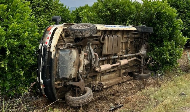 Minibüs Bahçeye Devrildi