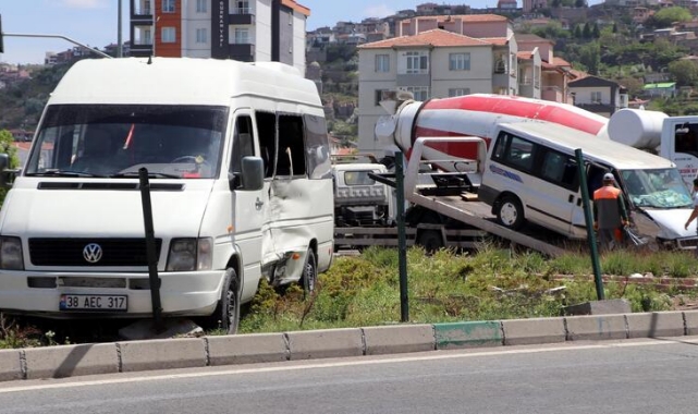 Minibüsler Çarpıştı