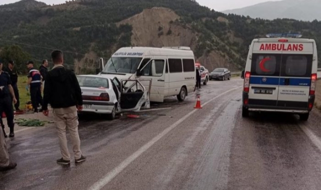 Öğrenci Minibüsü İle Otomobil Çarpıştı