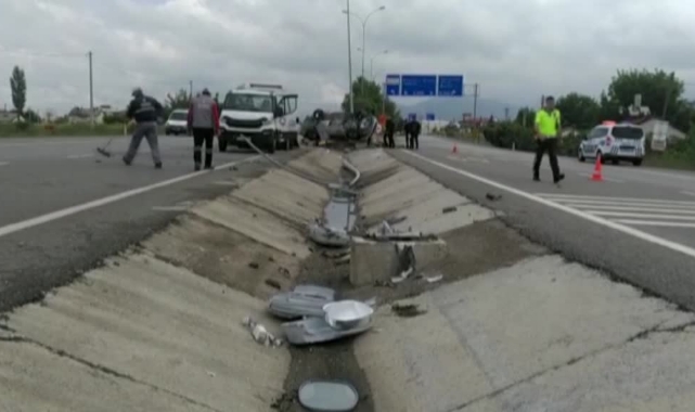 Otomobil Aydınlatma Direğine Çarptı: 5 Yaralı