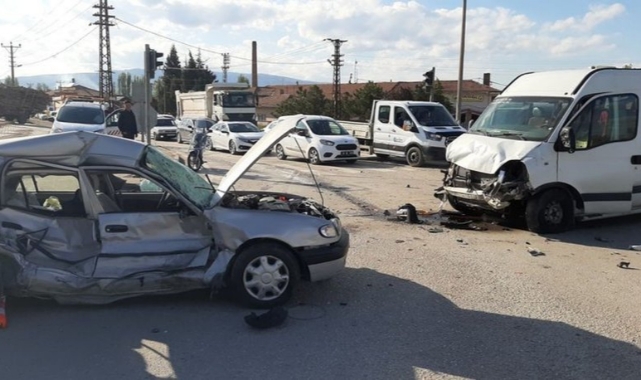 Otomobil İle Minibüs Çarpıştı